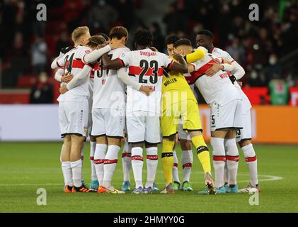 Leverkusen, Deutschland. 12th. Februar 2022. Bundesliga, Matchday 22, Bayer 04 Leverkusen - VfB Stuttgart, Stuttgarter Spieler treffen sich. Quelle: Jürgen Schwarz/Alamy Live News Stockfoto