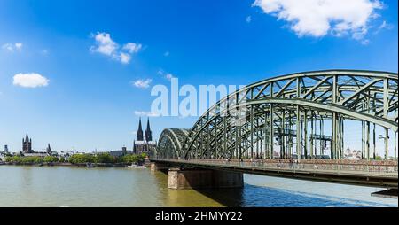 Kölner Dom und Hohenzollernbrücke mit Panoramablick Stockfoto