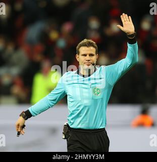 Leverkusen, Deutschland. 12th. Februar 2022. Bundesliga, Matchday 22, Bayer 04 Leverkusen - VfB Stuttgart, Schiedsrichter Felix Brych Gesten während des Spiels. Quelle: Jürgen Schwarz/Alamy Live News Stockfoto