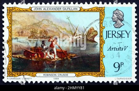 JERSEY - UM 1984: Eine in Jersey gedruckte Briefmarke zeigt Robinson Crusoe, Gemälde von John Alexander Gilfillan, um 1984 Stockfoto