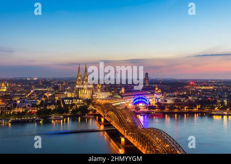 Köln mit Kölner Dom zur Abenddämmerung Stockfoto