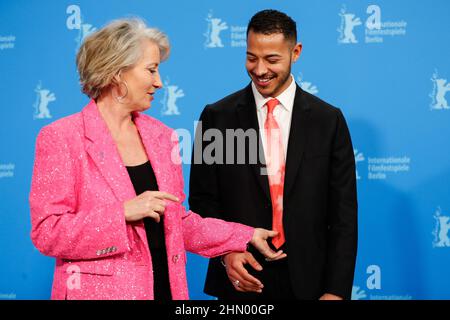 Berlin, Deutschland. 12th. Februar 2022. Die Schauspielerin Emma Thompson und Daryl McCormack bei der Fotoaktion für den Film 'Good luck to you, Leo Grande', der in der Reihe 'Berlinale Special Gala' läuft. Die Internationalen Filmfestspiele 72nd finden vom 10. Bis 20. Februar 2022 in Berlin statt. Quelle: Gerald Matzka/dpa/Alamy Live News Stockfoto