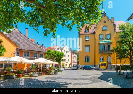 Alte Häuser an der Brettenmarkt Straße in Lindau, Bayern. Ein kleiner Platz mit einem Anker, der mit Pflastersteinen gepflastert ist Stockfoto