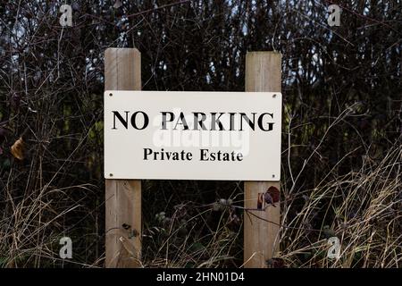 Ein Schild warnt die Öffentlichkeit, dass es keine Parkplätze gibt, da es sich um ein privates Anwesen handelt Stockfoto