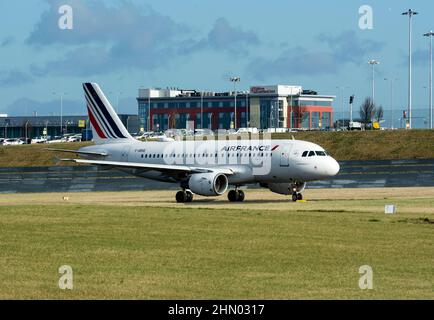 Air France Airbus A319 rollt zum Start am Flughafen Birmingham, Großbritannien (F-GRXE) Stockfoto