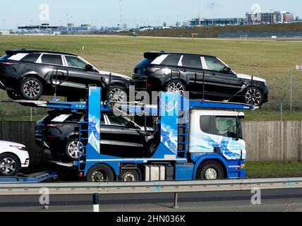 Mobile Services Transporter LKW mit neuen Land Rover Fahrzeugen, Birmingham, Großbritannien. Stockfoto