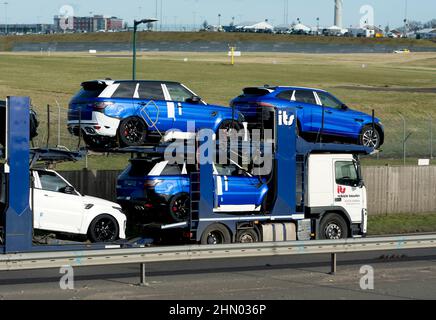Sein Fahrzeug Transfer Transporter LKW mit neuen Land Rover Autos, Birmingham, Großbritannien Stockfoto