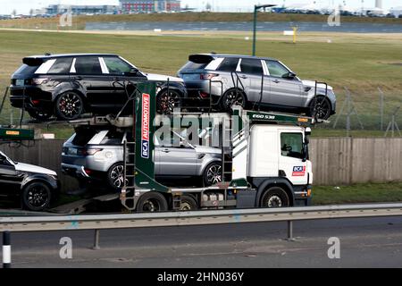 BCA Automotive Transporter LKW mit neuen Land Rover Autos, Birmingham, Großbritannien. Stockfoto