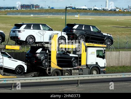 ARS Altmann Transporter LKW mit neuen Land Rover Autos, Birmingham, Großbritannien. Stockfoto
