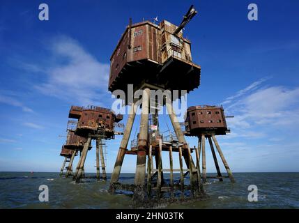 Das Red Sands Sea Fort in der Themse-Mündung, eines von vier während des Zweiten Weltkriegs vor der Küste von Kent errichteten Meeresfestungen. Die Festung bestand aus sieben separaten Türmen, 5 Waffentürmen, einem Suchscheinwerferturm und einem zentralen Kontrollturm mit Verbindungsgängen. Bilddatum: Samstag, 12. Februar 2022. Stockfoto