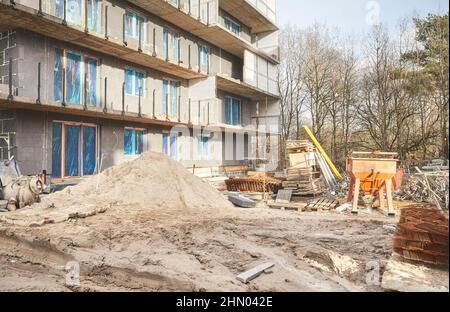 Mehrfamilienhaus Baustelle. Stockfoto