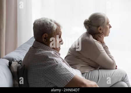 Traurig frustriertes altes Paar, das durch einen Konflikt geht Stockfoto