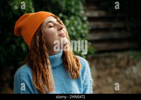 Sensibilität für die Natur concept.allow Ihren Geist und Körper zu entspannen.Portrait sorglos schöne glückliche Frau Reisende, Mädchen tragen gemütliche Pullover und gestrickt orange Hut, Kleidung Herbstsaison. Stockfoto