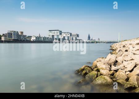 köln Stadt mit Kranhäusern und Dom Stockfoto