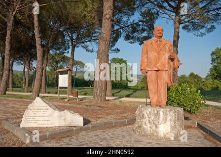 Terrakotta-Statue des berühmten italienischen Tenors Beniamino Gigli (1890 - 1957) in der Nähe der Abtei San Salvatore Montecorona, Umbertide, Umbrien, Italien Stockfoto