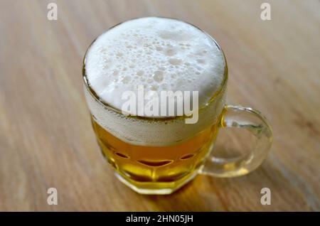 Ein polnisches Lagerbier in einem verzehrfertigen Glas Stockfoto