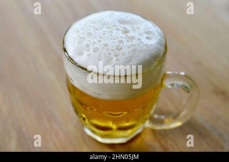 Ein polnisches Lagerbier in einem verzehrfertigen Glas Stockfoto