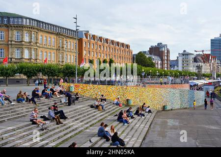 Die Rheintreppe (Rheinterrassentreppe) mit Blick auf den Rhein in Düsseldorf, Deutschland. Es ist ein beliebter Ort sowohl für Einheimische als auch Touristen. Stockfoto