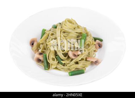 Pasta Tagliatelle mit grünen Erbsen und Schinken. Isoliert auf weißem Hintergrund. Stockfoto