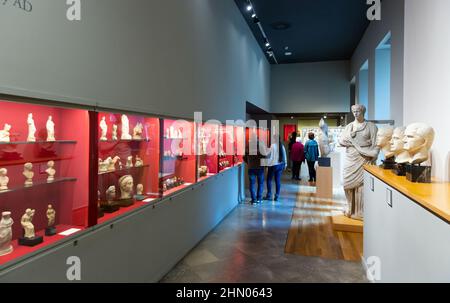Besucher, die die Ausstellung der Skulpturen im Museu Frederic Mares betrachten. Stockfoto