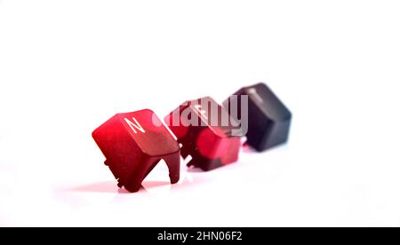 NFT-Text mit verwendeten schwarzen Computertasten auf Weiß. Stockfoto