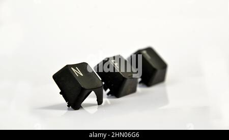 NFT-Text mit verwendeten schwarzen Computertasten auf Weiß. Stockfoto