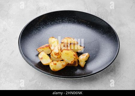 Zum Hauptgericht garnieren - in Öl gebratene Scheiben gekochter Kartoffeln Stockfoto