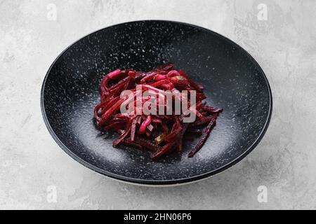 Zu dem Hauptgericht marinierte Scheiben Rote Beete garnieren Stockfoto