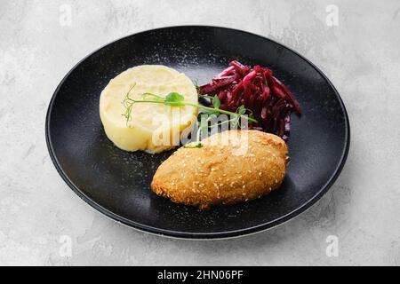 Kiewer Zitronen mit Kartoffelpüree und eingelegter Rote Bete auf einem Teller Stockfoto