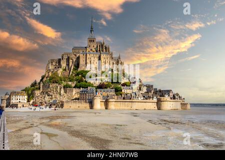 Blick auf die schöne Kathedrale Le Mont Saint-Michel in der Normandie, Frankreich, schönes historisches Gebäude, touristischer Ort, Blick auf den Sonnenuntergang Stockfoto