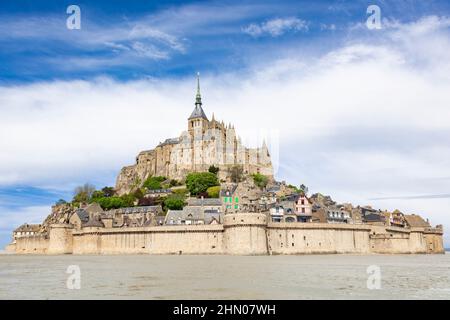 Blick auf die schöne Kathedrale Le Mont Saint-Michel in der Normandie, Frankreich, schönes historisches Gebäude, touristischer Ort, Blick von der Seite Stockfoto