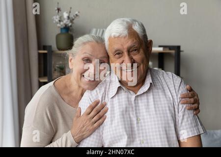 Glückliches älteres Paar posiert im Inneren des Hauses Kopf geschossen Porträt Stockfoto