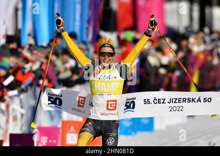 Bedrichov, Tschechische Republik. 13th. Februar 2022. Die Schwedin Ida Dahl feiert den Sieg nach dem internationalen Ski Classics Tour-Langlaufrennen Jizerska padesatka 50km in Bedrichov bei Liberec, Tschechien, 13. Februar 2022. Kredit: Radek Petrasek/CTK Foto/Alamy Live Nachrichten Stockfoto