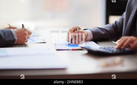 Zwei Geschäftsleute arbeiten am Tisch sitzen. In der Nähe der Hände Stockfoto