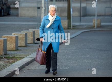 Berlin, Deutschland. 13th. Februar 2022. Marie-Agnes Strack-Zimmermann (FDP), stellvertretende Bundesvorsitzende, trifft zur Wahl des Bundespräsidenten durch die Bundesversammlung im Paul-Löbe-Haus ein. Quelle: Christophe Gateau/dpa/Alamy Live News Stockfoto