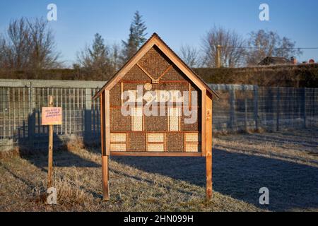 Kirchheim, 12. Februar 2022: Lidl Bienenhotel als Überwinterungshilfe für Insekten. Gebäude zum Schutz der Tiere, aus Holz. Im Winter in FRO Stockfoto