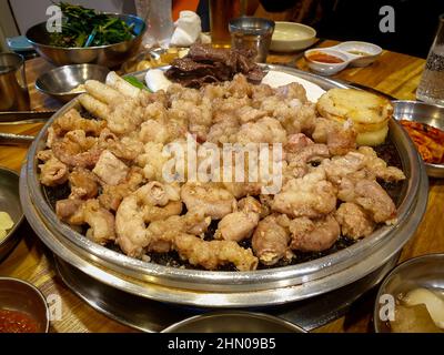 Gopchang-gui, koreanisches Rindfleisch-Kutteln im Grillstil, gegrillt über heißen Kohlen. Ein beliebter anju, Essen serviert und gegessen mit Soju. Stockfoto