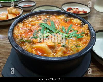 Eotang Sujebi, eine traditionelle koreanische Suppe, die aus grob von Hand zerrissenen Teigflocken mit verschiedenen Gemüsesorten besteht. Die Brühe mit Fisch gemacht. Stockfoto