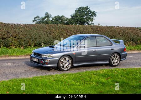 1999 90s Neunzigs Subaru Impreza Turbo 2000 AWD; auf dem Weg zur Capesthorne Hall classic July Car Show, Ceshire, UK Stockfoto