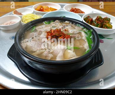 Dwaeji-gukbap, eine beliebte südkoreanische Suppe aus Schweinefleisch, Sojasauce, Reiswein, Sesamöl und Knochenbrühe. Lokale Küche in der Region Busan. Stockfoto