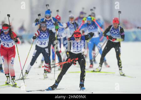 Zhangjiakou, Chinas Provinz Hebei. 13th. Februar 2022. Athleten treten während der Biathlon Frauen 10km Verfolgung im National Biathlon Center in Zhangjiakou, nordchinesische Provinz Hebei, am 13. Februar 2022 an. Quelle: Jiang Hongjing/Xinhua/Alamy Live News Stockfoto