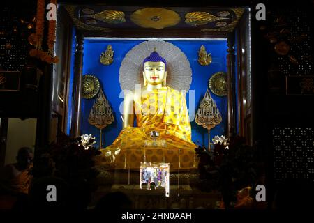 10th. Jahrhundert, 2 Meter hohe vergoldete Statue eines sitzenden Buddha im inneren Heiligtum des Mahabodhi-Tempels, in Bodhgaya, Indien Stockfoto