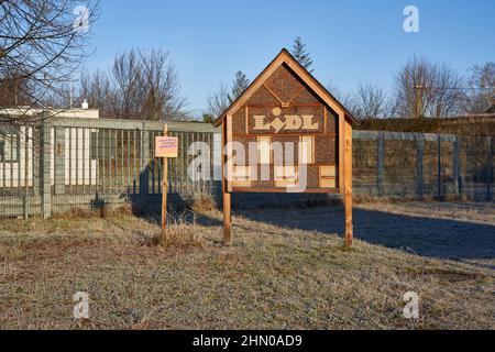 Kirchheim, 12. Februar 2022: Lidl Bienenhotel als Überwinterungshilfe für Insekten. Gebäude zum Schutz der Tiere, aus Holz. Im Winter in FRO Stockfoto