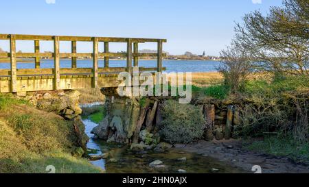 Chidham, Großbritannien - 16. März 2020: Bosham Kirche und Dorf gegenüber Cutmill Creek in der Nähe von Chidham, West Sussex Stockfoto