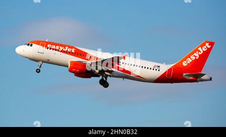 Die Airline easyJet startet von der Start- und Landebahn am Flughafen Barcelona El Prat. Platinennummer OE-IZV Stockfoto