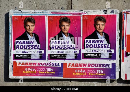 Marseille, Frankreich. 12th. Februar 2022. Die Wahlkampfplakate des Kandidaten Fabien Roussel für die französischen Präsidentschaftswahlen 2022 sind vor den Wahlen zu sehen (Foto: Gerard Bottino/SOPA Images/Sipa USA) Quelle: SIPA USA/Alamy Live News Stockfoto