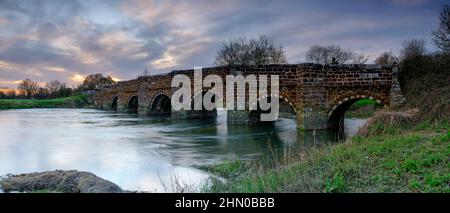 Sturminster Marshall, Großbritannien - 21. März 2020: Frühlingsuntergang auf dem Fluss Stour an der White Mill Bridge in der Nähe von Sturminster Marshall, Dorset, Großbritannien Stockfoto