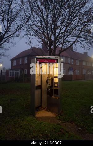 Public Call Box von British Telecom. Das Foto wurde früh an einem feuchten nebligen Morgen in Burnt Oak, London, UK, aufgenommen Stockfoto