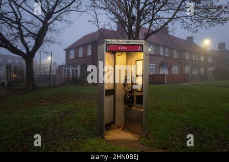 Public Call Box von British Telecom. Das Foto wurde früh an einem feuchten nebligen Morgen in Burnt Oak, London, UK, aufgenommen Stockfoto