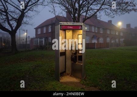 Public Call Box von British Telecom. Das Foto wurde früh an einem feuchten nebligen Morgen in Burnt Oak, London, UK, aufgenommen Stockfoto